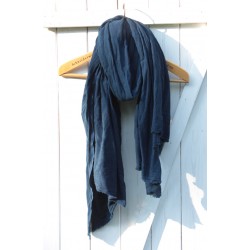 Petit chèche 1m85 en coton bio froissé bleu indigo foncé