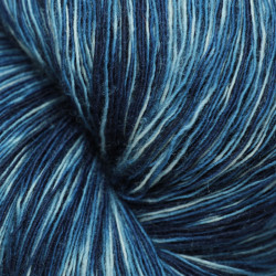 1-ply BB Nat - Dark ndigo tie dye skein