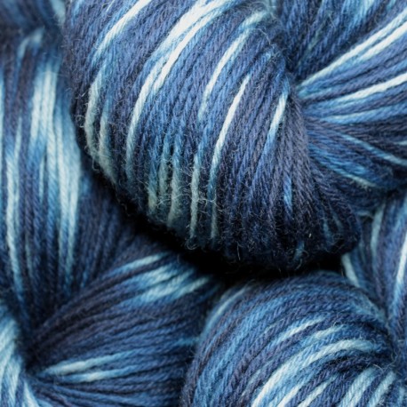 Laine 12/4 - Bleu indigo en fermentation tie and dye sur bleu clair
